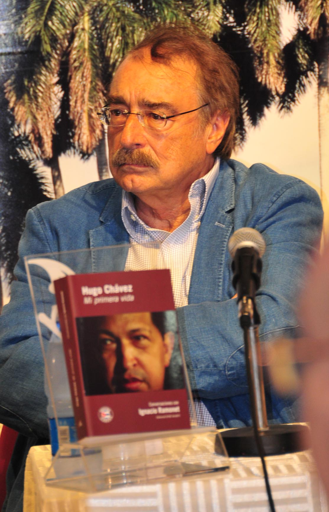 Ignacio Ramonet en la presentación del libro "Mi primera vida"