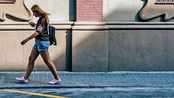 Peatones-seguridad-celular