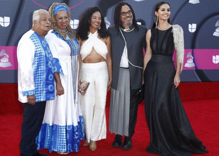 Síntesis en la alfombra roja de los Grammy Latinos