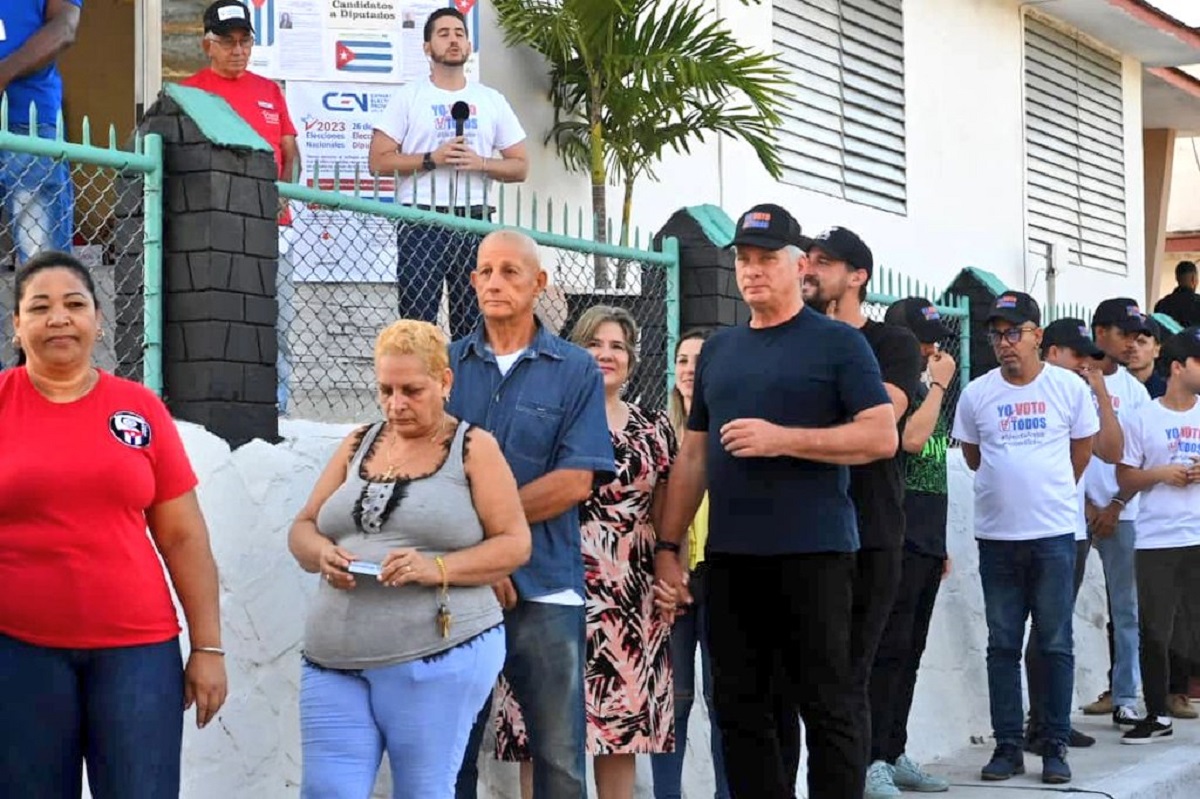 El presidente Díaz-Canel en la fila para ejercer su voto El presidente Díaz-Canel en la fila para ejercer su voto