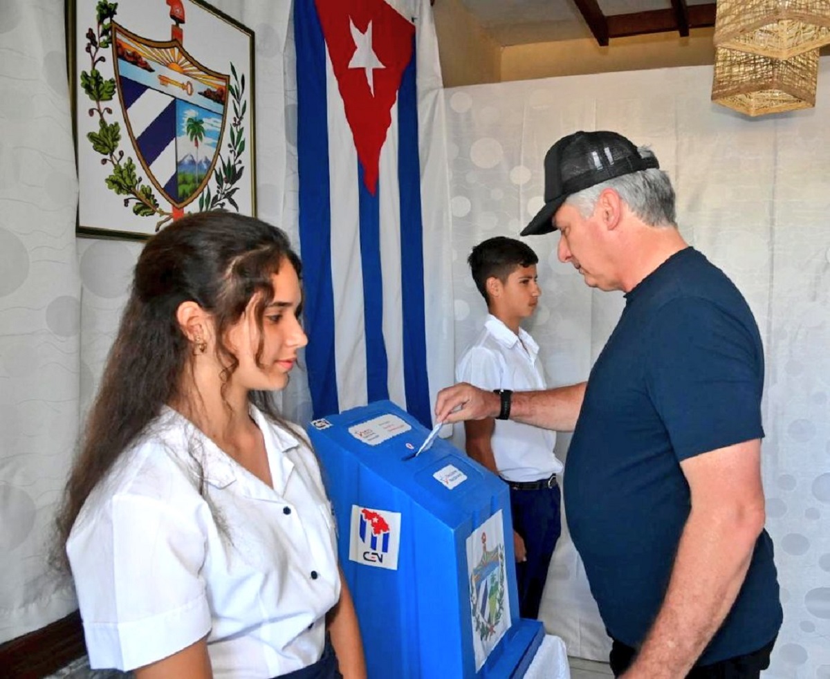El presidente Díaz-Canel en la fila ejerciendo su derecho al voto El presidente Díaz-Canel en la fila ejerciendo su derecho al voto