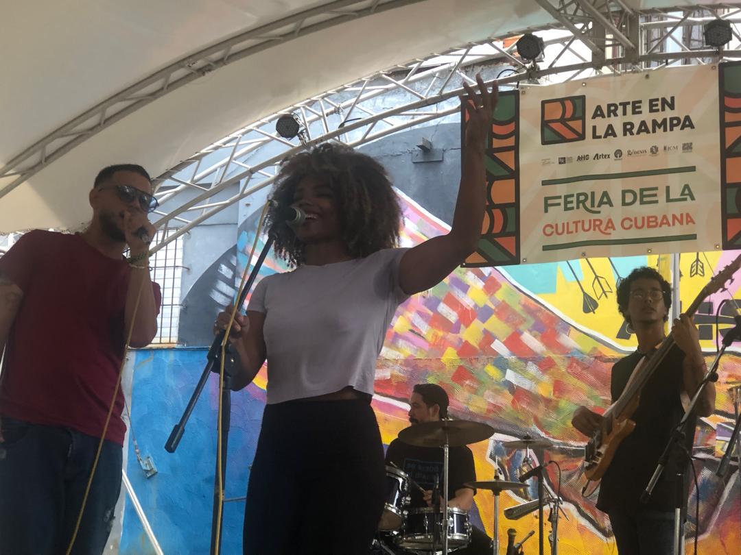 Anthony Bravo y su banda en el Pabellón Cuba