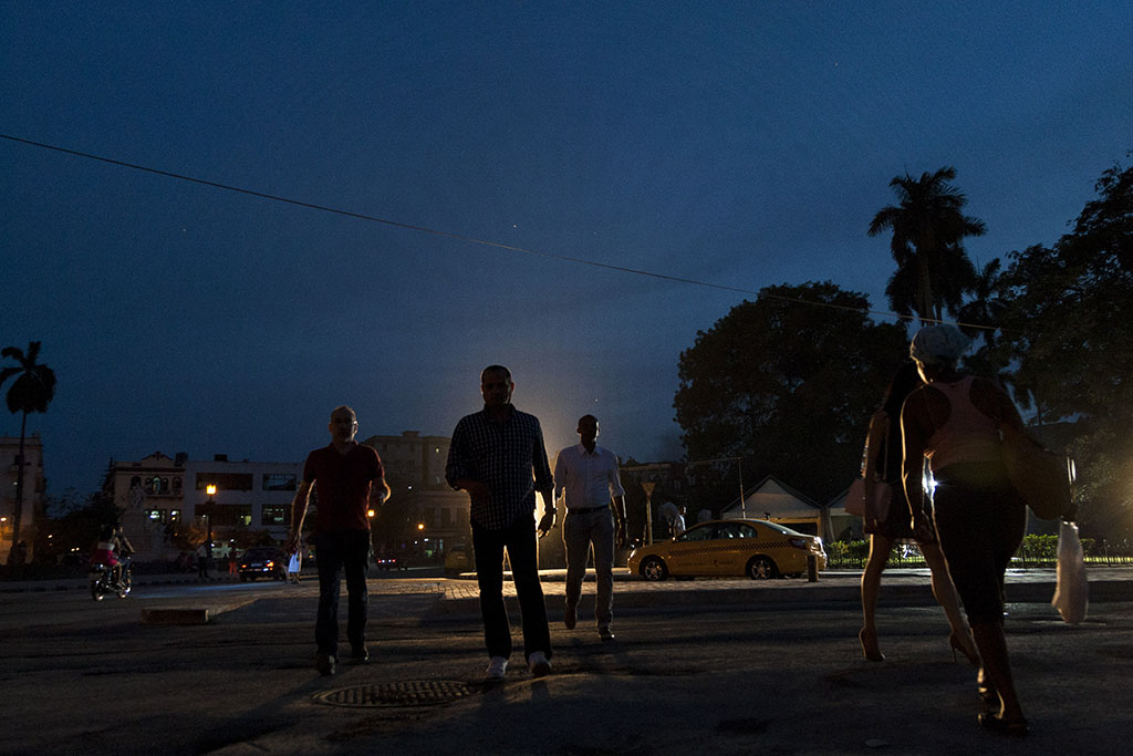 Cuando la noche abraza a La Habana y su gente. Foto: Fernando Medina Fernández/ Cubahora