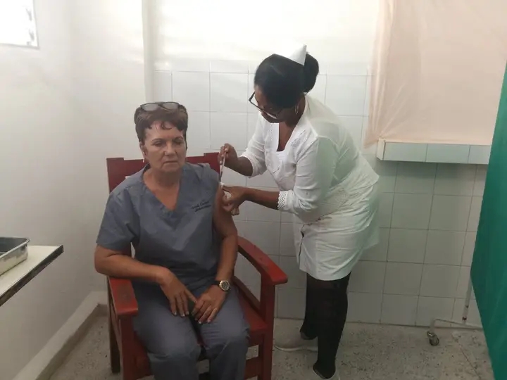 Ensayo clínico con Jusvinza para contrarrestar secuelas del chikungunya, en el Hospital Clínico Quirúrgico Comandante Faustino Pérez de Matanzas. Foto: Tomada del periódico Girón Ensayo clínico con Jusvinza para contrarrestar secuelas del chikungunya, en el Hospital Clínico Quirúrgico Comandante Faustino Pérez de Matanzas. Foto: Tomada del periódico Girón