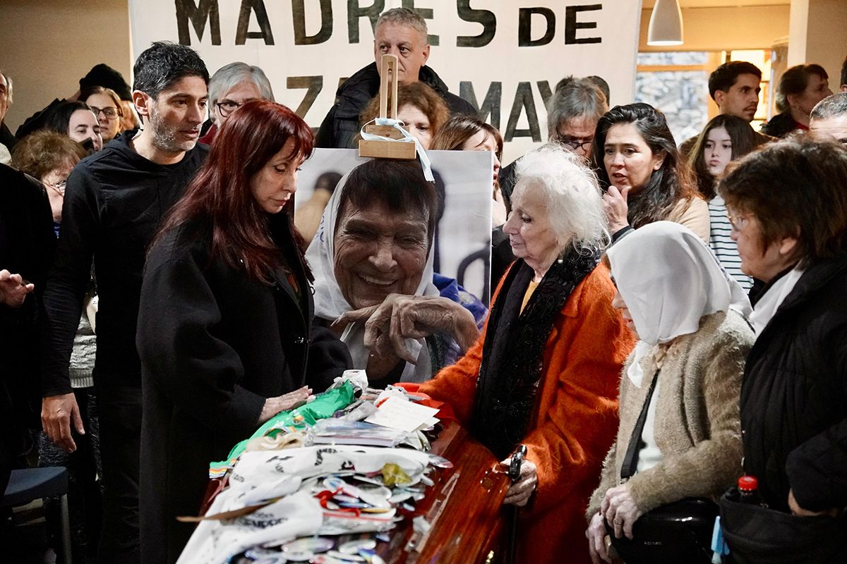 Miles de personas despiden a la histórica Madre de Plaza de Mayo Miles de personas despiden a la histórica Madre de Plaza de Mayo